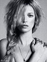 组图：超模莫斯登杂志大开胸襟性感霸道