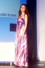 组图：黄晓明女友化身性感女神 长裙显窈窕身姿