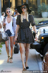 组图：帕里斯-希尔顿潮店扫货毫不惜金