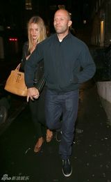 组图：斯坦森夜游体力好精神旺 女友罗西显疲惫