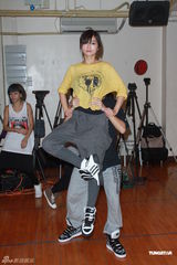 组图：Twins为演唱会彩排 表演嘉宾Boyz助阵