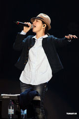 组图：Hebe语出惊人“胸部山” Ella搞笑扮丑相挺