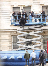 组图：《夏洛克》再曝片场照 卷福揭生死谜团