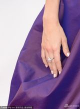 组图：乡村小天后凯莉-安德伍德亮相艾美红毯