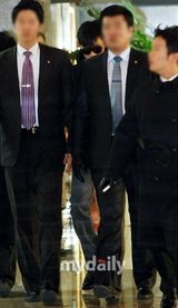 幻灯：李秉宪前往日本参加见面会　黑墨镜示人