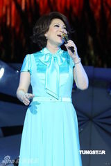 组图：蔡琴百万精华上海演唱会 回忆往事泪盈眼眶