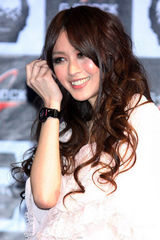 幻灯：美女冯媛甄为名表代言 直言酷爱户外运动