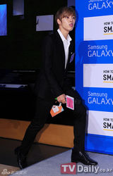 组图：韩团INFINITE参加代言品牌一日售货员活动