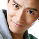 组图：张峻宁“蜜糖”写真 阳光随性扮鬼脸