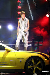 组图：吴克群个唱湿身秀腹肌 和女模互摸掀高潮