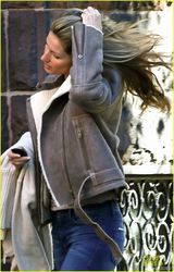 组图:吉赛尔-邦辰抱爱女出街 时尚辣妈面色红润