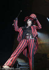 组图：艾利斯-库柏戴魔术帽开唱 烟熏妆如鬼魅小丑