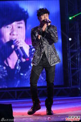 组图：严爵挑战唱跳险破音 林俊杰压轴热舞