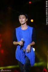 组图：中秋蔡依林献唱露胸光 谢霆锋拒谈王菲