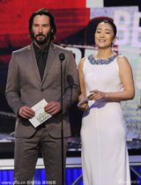 巩俐白裙女神范挽里维斯开奖 与陈哲艺热聊(图)