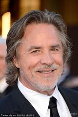 组图：奥斯卡红毯-影星唐-强生携妻子亮相