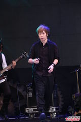 组图：五月天亮相电影首映会 台上火热献唱