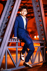 组图：翟天临拍摄全新大片 深冬都市浪漫夜行