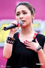 幻灯图集：阿娇桃花节热舞献唱 担心“桃花劫”