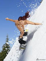 组图：美体育明星全裸登杂志 健美身材血脉贲张