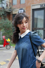 组图：张静初英伦系街拍 初秋牛仔复古风