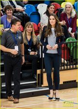 组图：凯特王妃恢复苗条身材 利落打扮小腹平坦