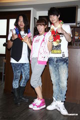 严爵目测送丁当比基尼 害羞称:大概是C吧(组图)