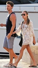 组图：阿诺帅气长子游艇度假 女友咸湿摸腹肌