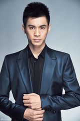 组图：乔振宇熟男写真气场十足 气质沉稳显精英范儿