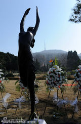 组图：李钰安徽落葬青铜女孩做墓碑 男友汪雨寄哀思