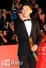 组图：18届釜山国际电影节开幕 女星露股沟抢镜