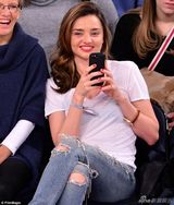 组图：米兰达球场晒美照 宽衣露bra心情好