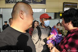 组图：刘德华戴口罩现身机场 遭热情粉丝围堵
