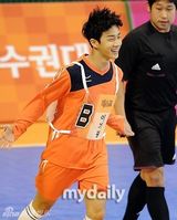 组图：EXO鹿晗等驰骋球场 Beast组进球获胜