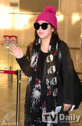 组图：韩团T-ara赴京会歌迷现身机场挥手问候