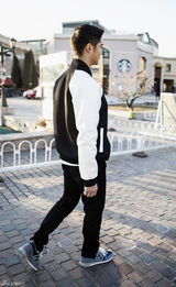 组图：田亮黑白潮装漫步街拍 享静好岁月