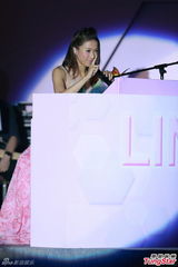 组图：钟嘉欣开唱似百变公主 郑欣宜等助阵