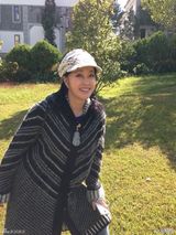 组图：刘晓庆夫妇婚后旅游 58岁绑麻花辫秀婚戒