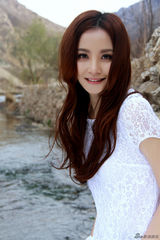 组图：陶红郊外踏青写真 白T恤出镜温婉洁净