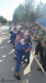 组图：IT GIRL陈燃爱心甘肃行 时尚女孩助力公益