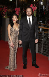 组图：《克鲁德一家》首映 凯奇携妻恩爱亮相