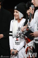 组图：韩团2NE1《M countdown》打榜拿第一