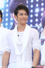 组图：汪东城蔡旻佑台北为电视原声带签唱