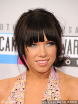 组图：卡莉-蕾-吉普森亮相AMA红毯 深V裸背性感