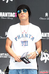 组图：周杰伦被问订婚打太极 自豪暴瘦腹肌仍在