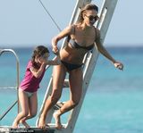 组图：杰西卡-阿尔芭豪放跳水 漂浮偷吻老公