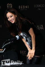 组图：韩艺瑟等女星出席品牌活动 捂嘴大笑