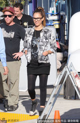 组图：阿尔芭片场头顶烈日 衣着休闲素颜出镜