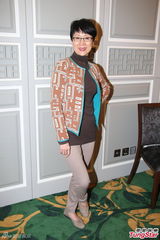 组图：白雪仙梅雪诗纪念任剑辉 贵气珠宝环身