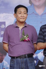 组图：李雪健敬业不惧炎热  民警制服不离身